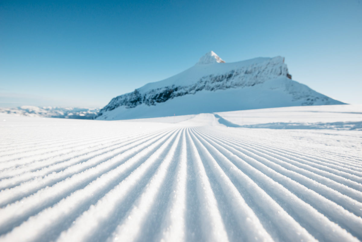 L'Oldenhorn au-dessus d'une piste fraichement damée de Glacier 3000.