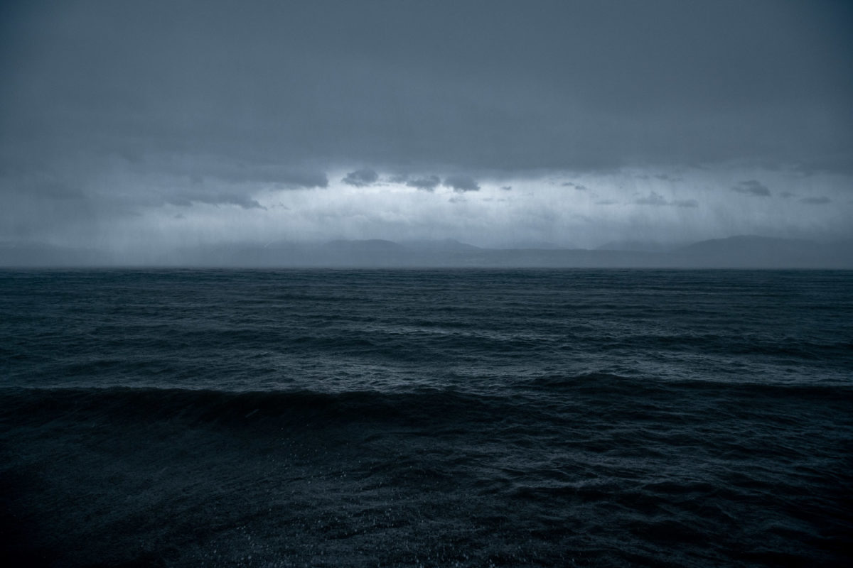 Vagues et ambiance dramatique sur le Léman lors d'une tempête.