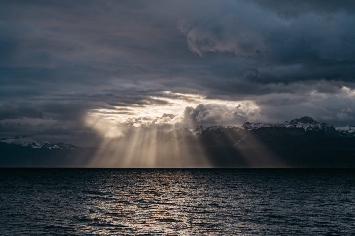 Le soleil perce à travers les nuages lors d'une tempête sur le Léman.
