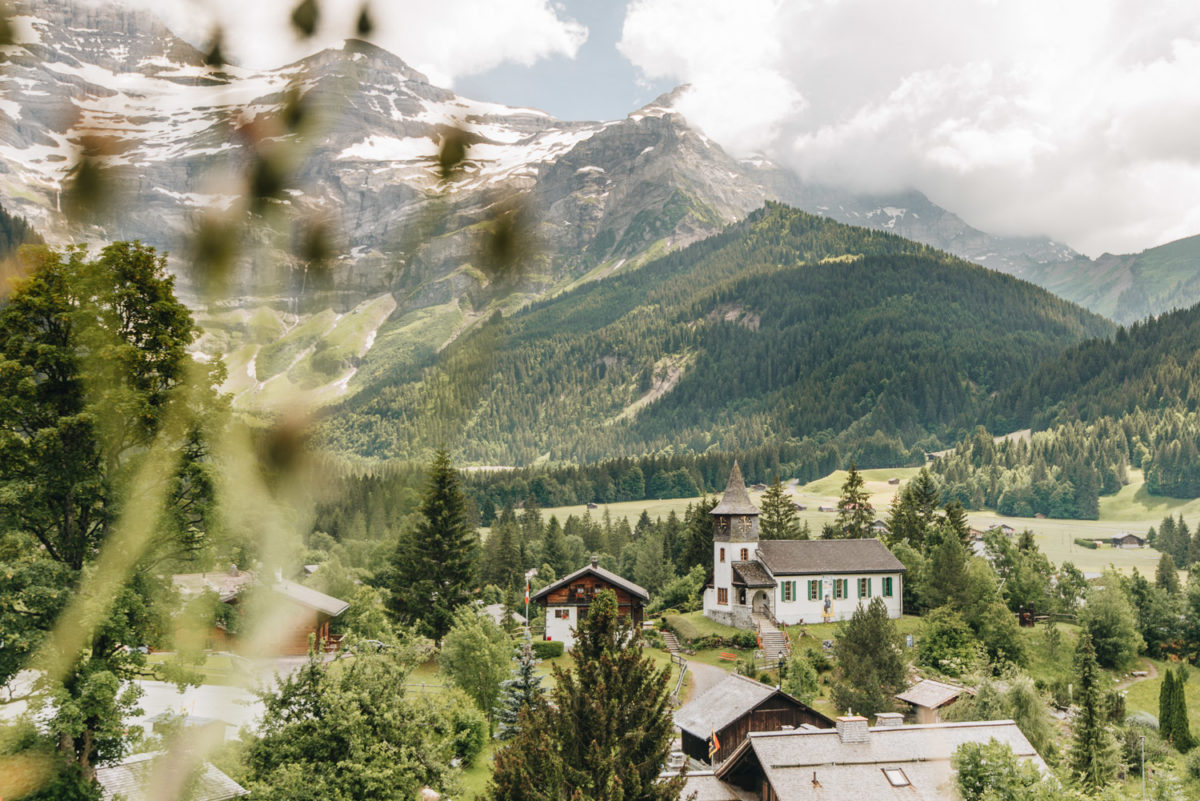 L'église du village, surplombée par le massif des Diablerets.