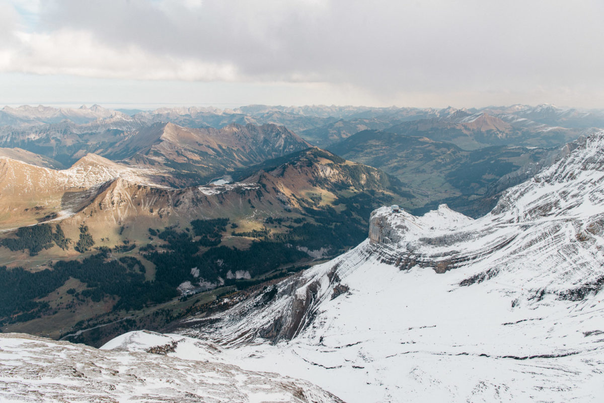 Vue depuis le Peak Walk: les Alpes, l'Arnensee, Gstaad en arrière-plan.
