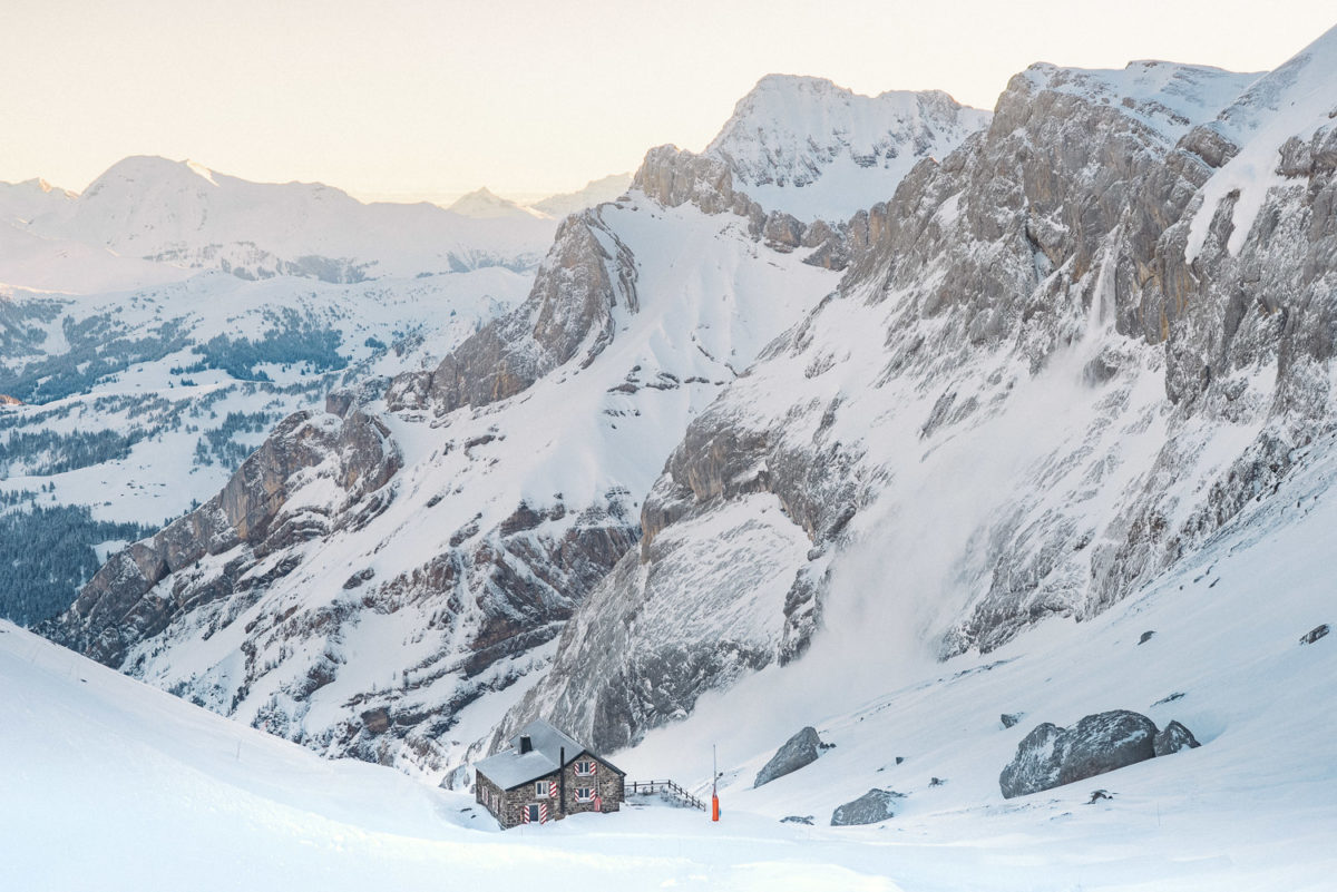 La cabane CAS des Diablerets en hiver, avec une coulée déclenchée derrière elle.