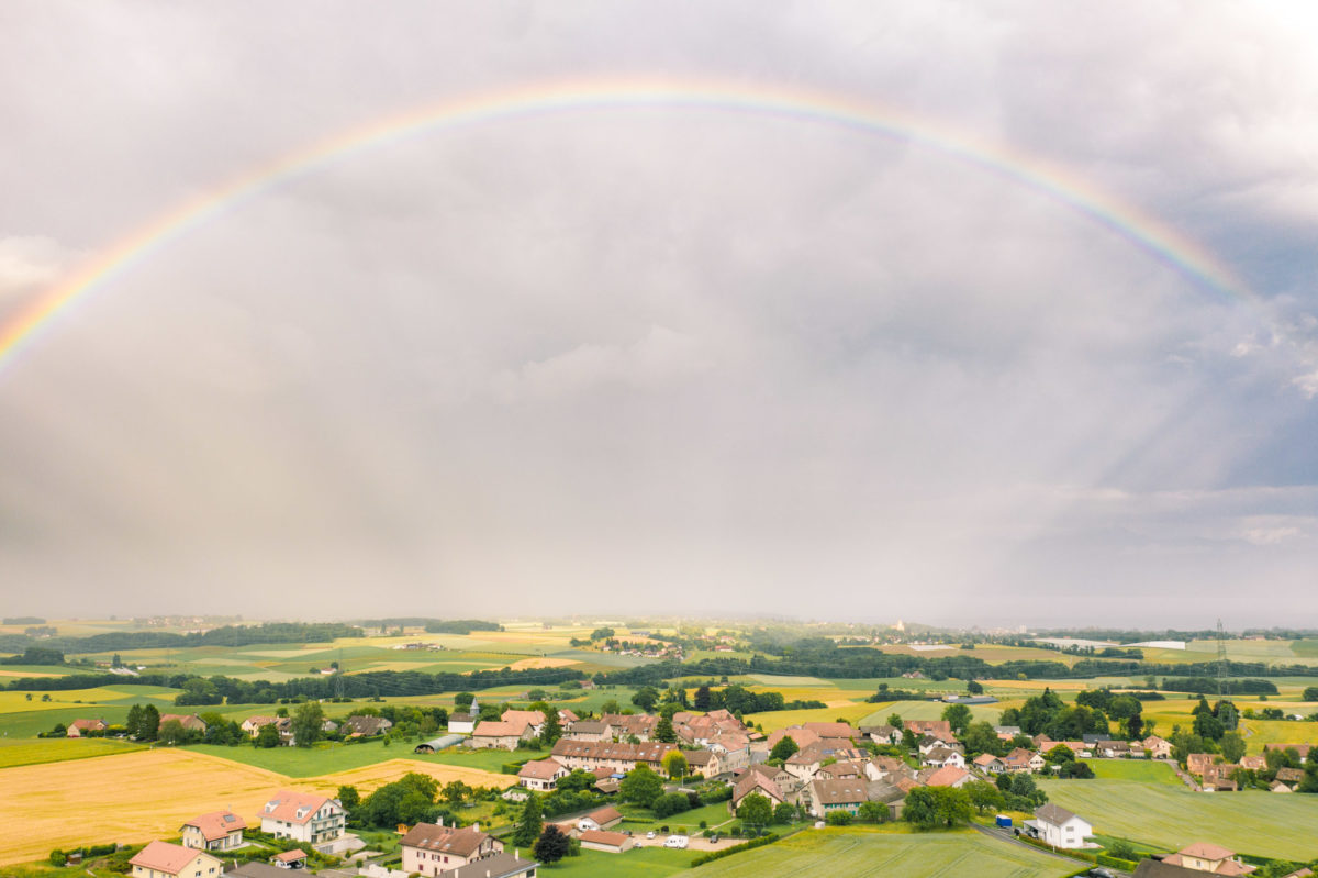 Arc-en-ciel sur Reverolle et la campagne Morgienne juste après un orage, vu depuis un drone.