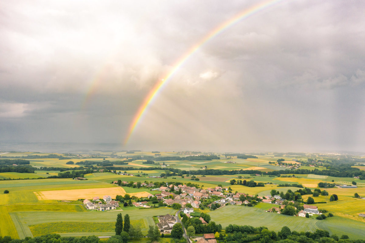 Arc-en-ciel sur Reverolle et la campagne Morgienne juste après un orage, vu depuis un drone.