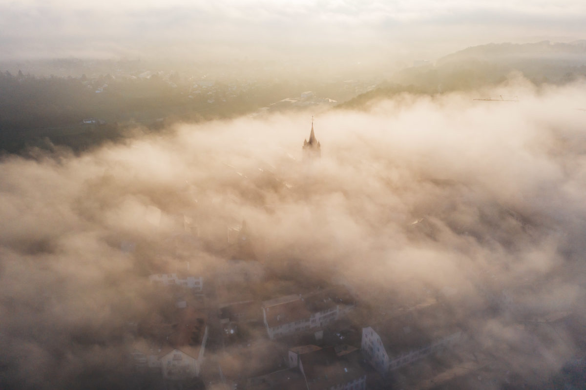 Le brouillard recouvre la ville de Cossonay, un matin d'automne.